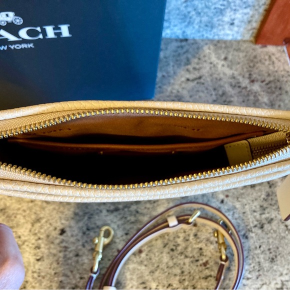 Disney X Coach Kitt Messenger Crossbody With Minnie Mouse Disney 100 Garden NWT - Picture 5 of 9